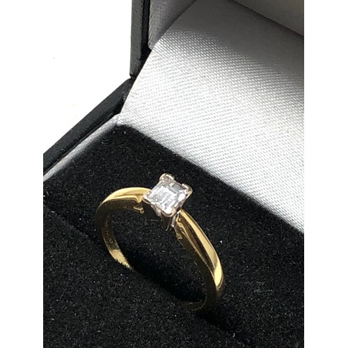 70 - Fine 18ct gold emerald cut diamond ring set with central diamond measures approx 4mm by 3mm weight 3... 