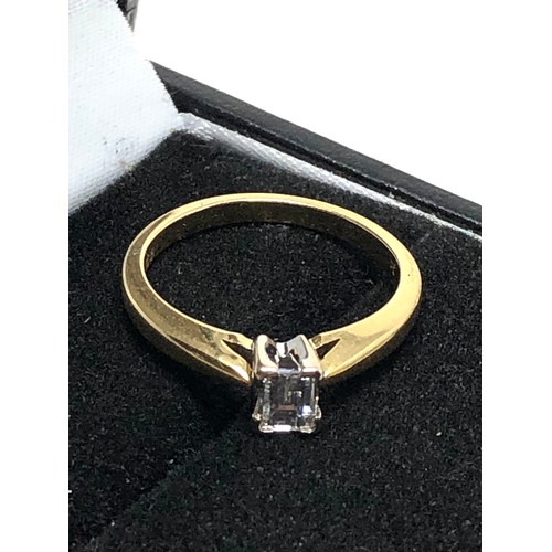 70 - Fine 18ct gold emerald cut diamond ring set with central diamond measures approx 4mm by 3mm weight 3... 