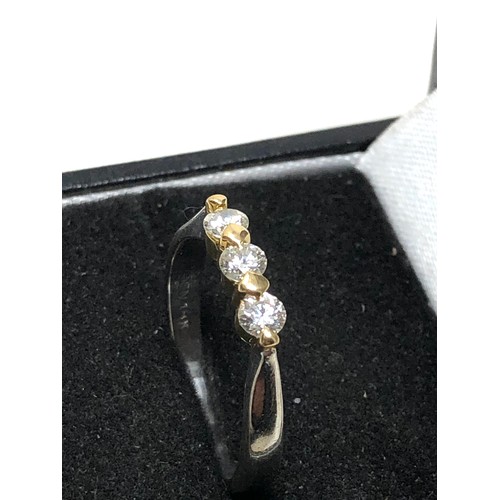 76 - Fine 18ct white & yellow gold diamond ring set with 3 diamonds measures 3mm diameter weight 2.9g