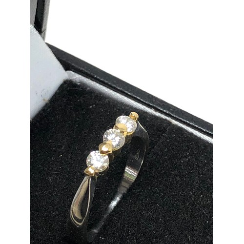 76 - Fine 18ct white & yellow gold diamond ring set with 3 diamonds measures 3mm diameter weight 2.9g