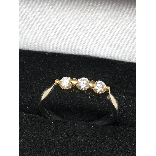 76 - Fine 18ct white & yellow gold diamond ring set with 3 diamonds measures 3mm diameter weight 2.9g