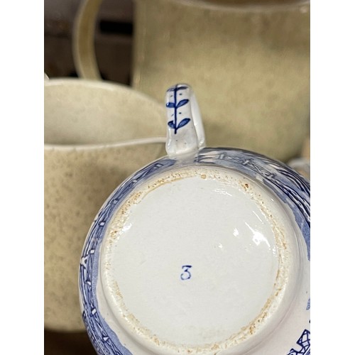 130 - Selection of oriental pottery to include cups, saucers, ginger jars etc, markings to base
