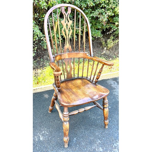 563 - Elm and beech Windsor chair, seat height is 17.5 inches