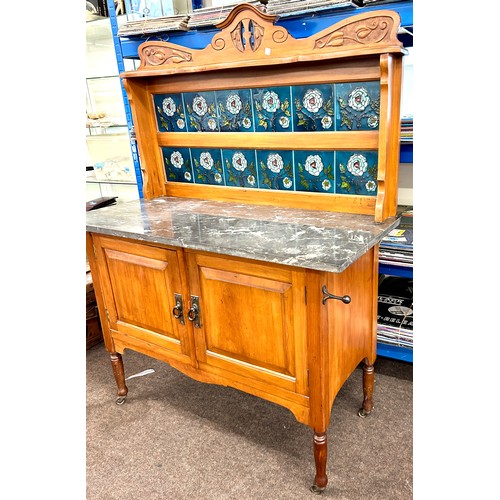 560 - A late 19th century, possibly 20th century marble top wash stand. Measures approx height 138 cm, wid... 