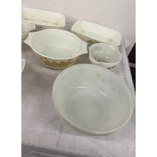 74 - Selection of assorted Pyrex ware