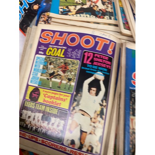 216 - Selection of vintage Shoot magazines