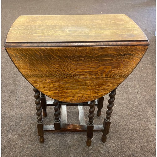 562 - Small oak barley twist gate leg table measures approx 28 inches tall 23 inches wide 13 inches depth ... 