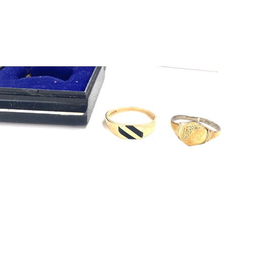 515 - Gents hallmarked 9ct gold ring weight 2.7g and a gents silver signet ring