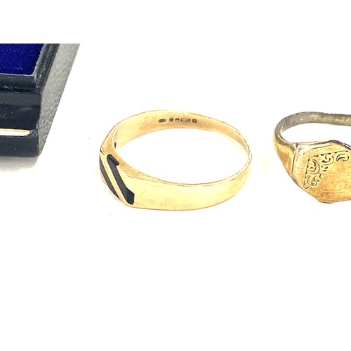 515 - Gents hallmarked 9ct gold ring weight 2.7g and a gents silver signet ring