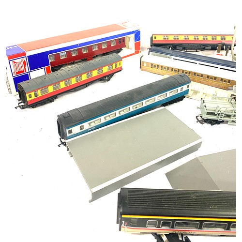 252 - Selection of Hornby carriages, track, Tri-ang transmitter etc