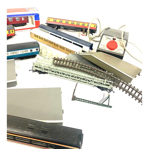 252 - Selection of Hornby carriages, track, Tri-ang transmitter etc