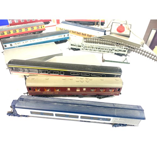 252 - Selection of Hornby carriages, track, Tri-ang transmitter etc