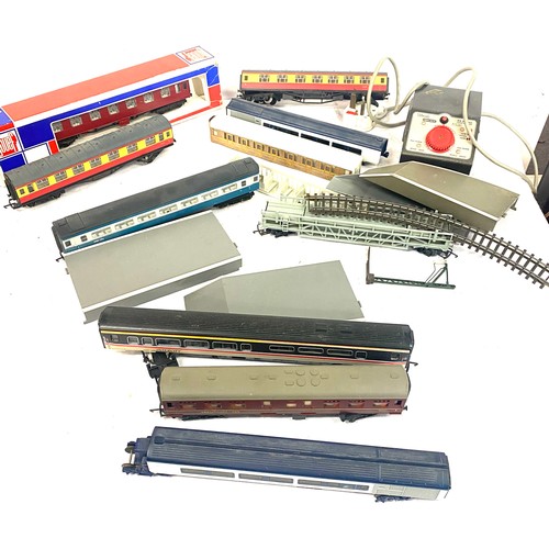 252 - Selection of Hornby carriages, track, Tri-ang transmitter etc