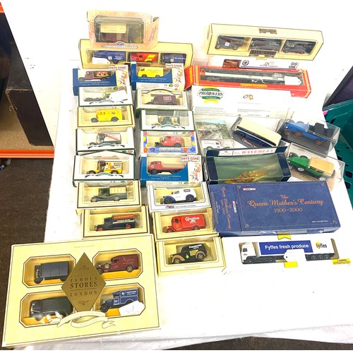 197 - Large selection of boxed die cast cars includes Days Gone, corgi, Hornby etc