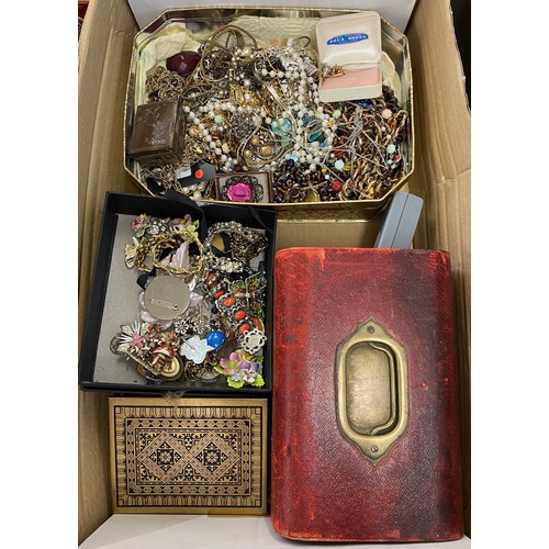 430 - Selection of vintage and later costume jewellery