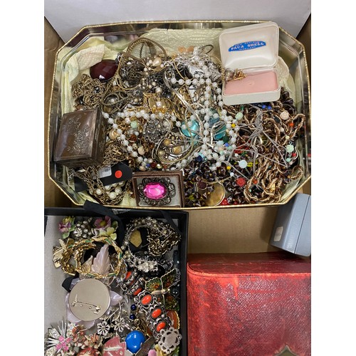 430 - Selection of vintage and later costume jewellery