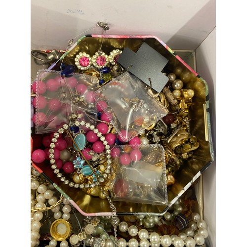 469 - Selection of vintage and later costume jewellery