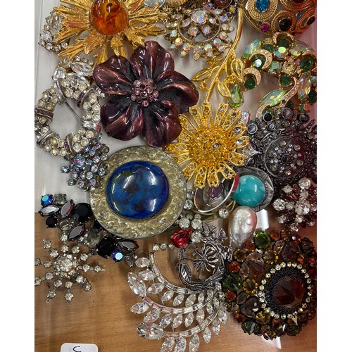 446 - Selection of vintage and later costume jewellery- brooches