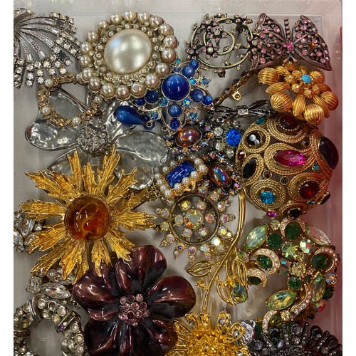 446 - Selection of vintage and later costume jewellery- brooches