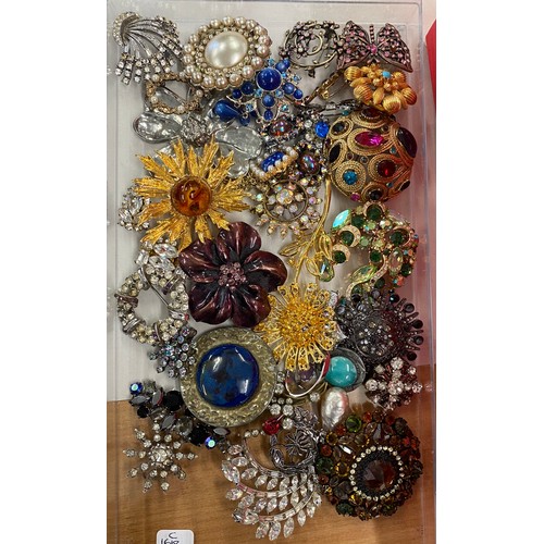 446 - Selection of vintage and later costume jewellery- brooches