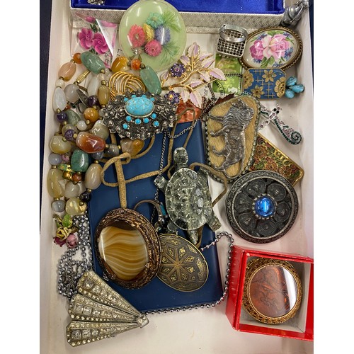 478 - Selection of vintage and later costume jewellery