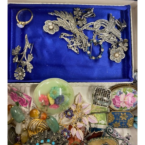 478 - Selection of vintage and later costume jewellery