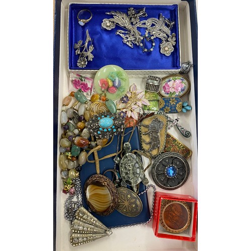 478 - Selection of vintage and later costume jewellery