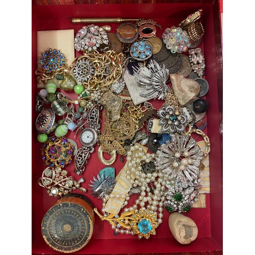 468 - Selection of vintage and later costume jewellery