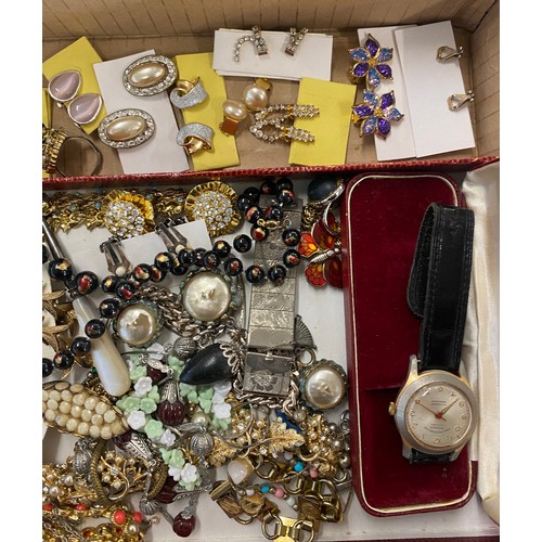 433 - Selection of vintage and later costume jewellery