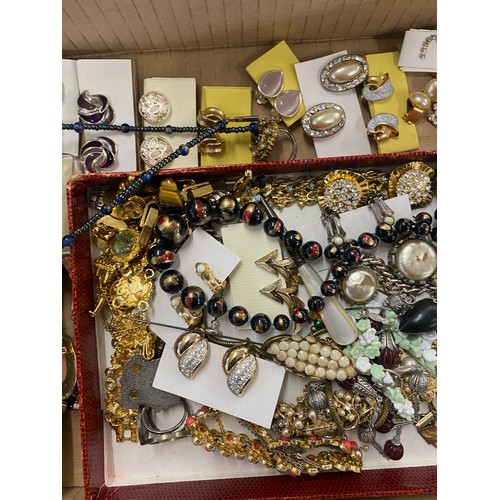 433 - Selection of vintage and later costume jewellery