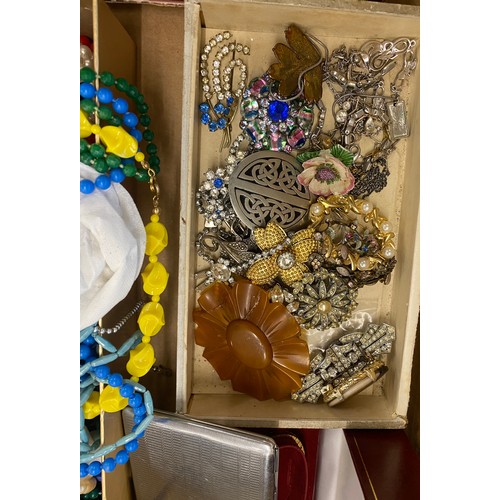 512 - Selection of vintage and later costume jewellery