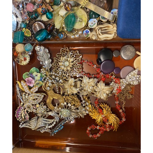 523 - Selection of vintage and later costume jewellery