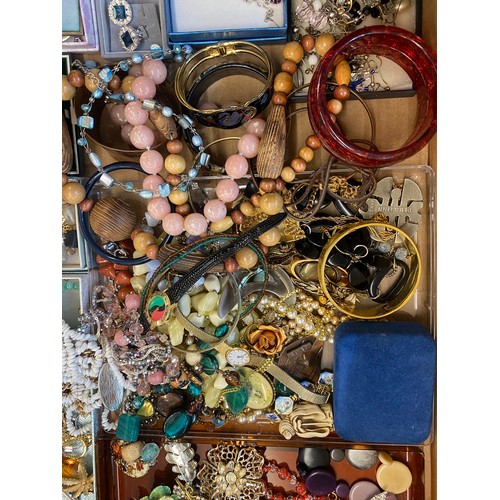 523 - Selection of vintage and later costume jewellery