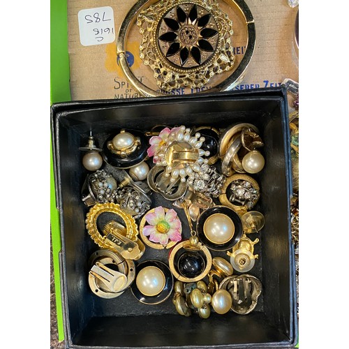 460 - Selection of vintage and later costume jewellery