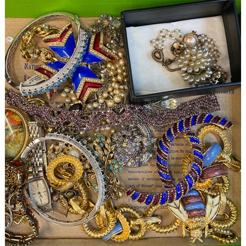 460 - Selection of vintage and later costume jewellery