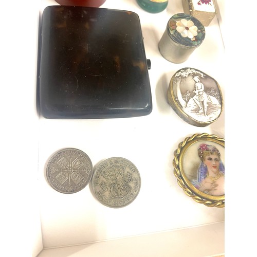 490 - Tray of miscellaneous items includes Bakelite ash tray, Pill boxes 1931 florin and a 1948 Half flori... 