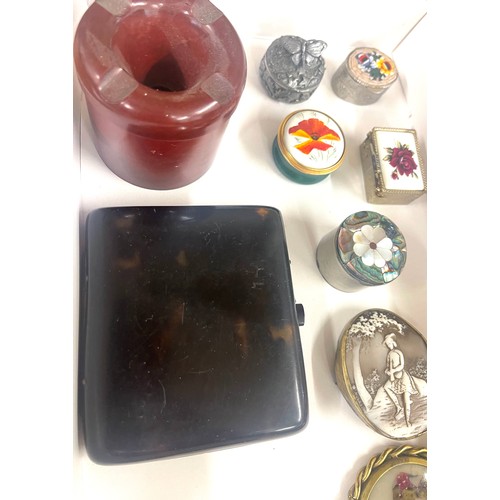 490 - Tray of miscellaneous items includes Bakelite ash tray, Pill boxes 1931 florin and a 1948 Half flori... 