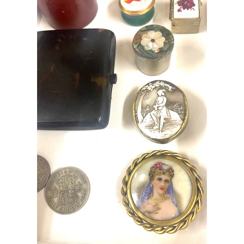 490 - Tray of miscellaneous items includes Bakelite ash tray, Pill boxes 1931 florin and a 1948 Half flori... 