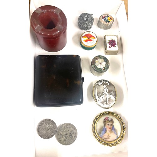 490 - Tray of miscellaneous items includes Bakelite ash tray, Pill boxes 1931 florin and a 1948 Half flori... 