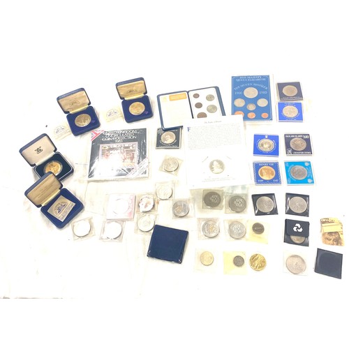 489 - Large selection of commemorative coins and uncirculated coins to include Military pageant, Battle of... 