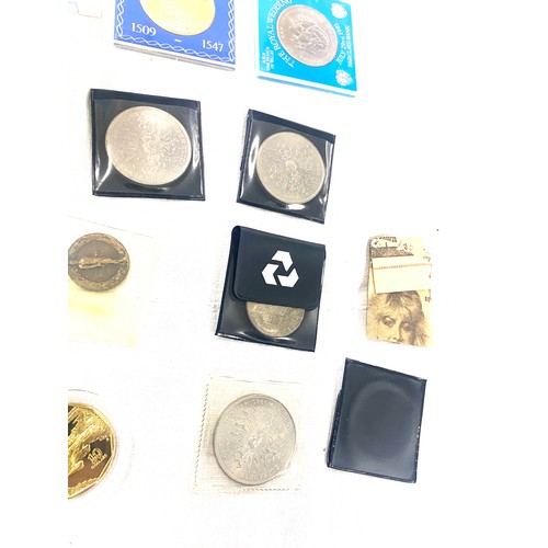 489 - Large selection of commemorative coins and uncirculated coins to include Military pageant, Battle of... 