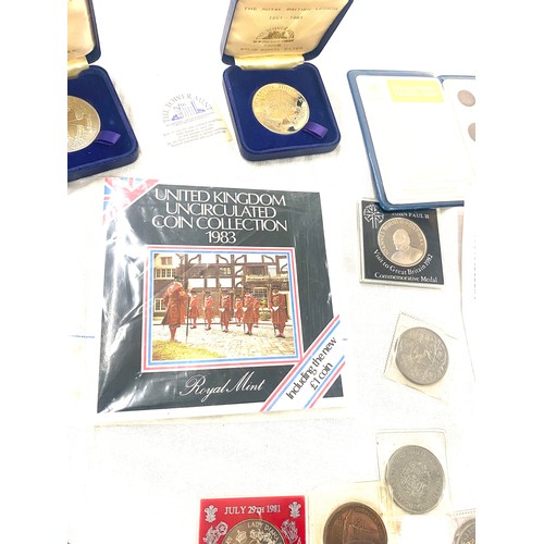 489 - Large selection of commemorative coins and uncirculated coins to include Military pageant, Battle of... 