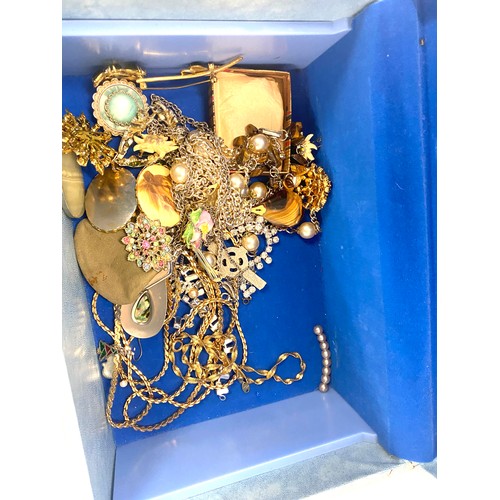 498 - Large selection of ladies vintage and later costume jewellery to include, brooches, necklaces, rings... 