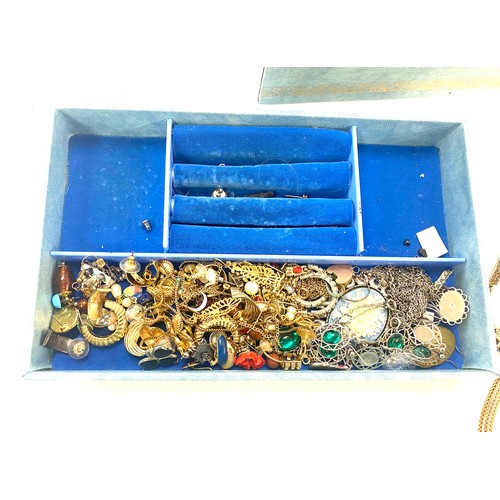 498 - Large selection of ladies vintage and later costume jewellery to include, brooches, necklaces, rings... 