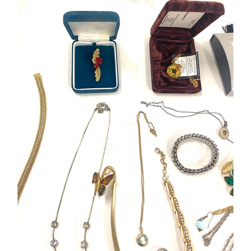 498 - Large selection of ladies vintage and later costume jewellery to include, brooches, necklaces, rings... 