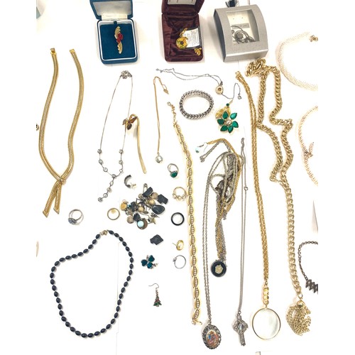 498 - Large selection of ladies vintage and later costume jewellery to include, brooches, necklaces, rings... 