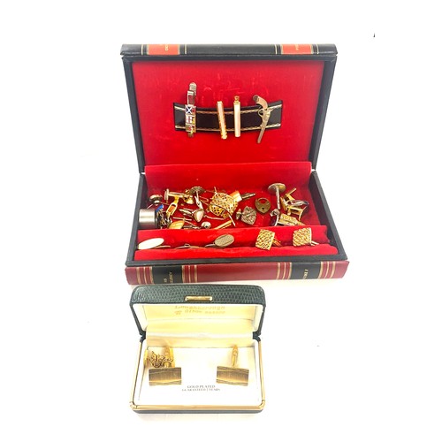 500 - Box of assorted gents vintage cufflinks, tie clips etc