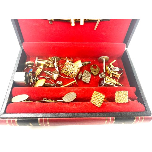 500 - Box of assorted gents vintage cufflinks, tie clips etc