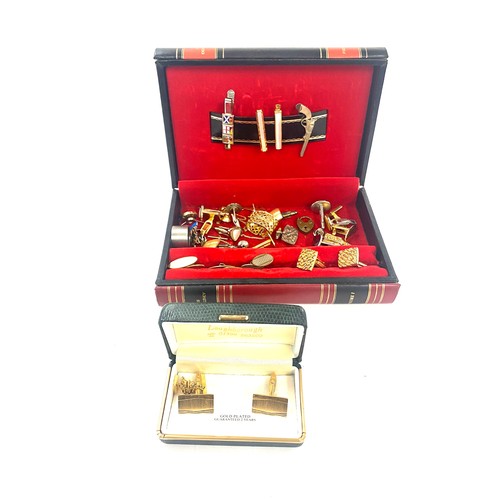 500 - Box of assorted gents vintage cufflinks, tie clips etc