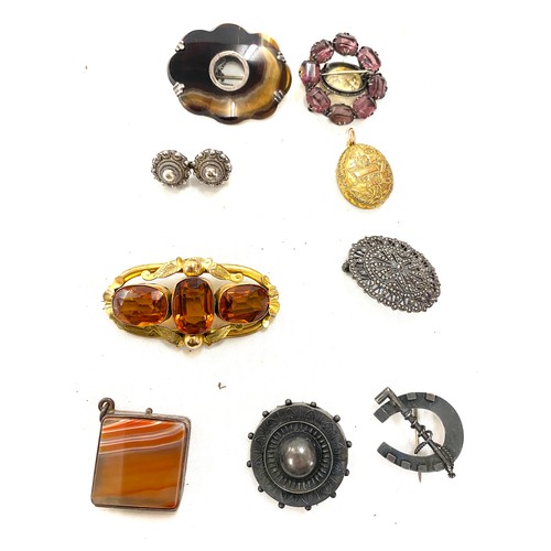 481 - Small collection of Victorian and later brooches and 2 silver lockets etc